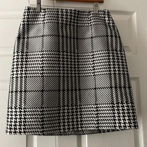 EUC WHITE HOUSE BLACK MARKET SZ 6 BLACK AND WHITE HOUNDSTOOTH SKIRT